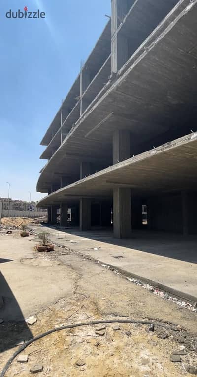 بمقدم 650 الف فقط للبيع محل تجاري ارضي علي 3 اكبر SPHERE علي مستوي العالم في التجمع الخامس بنسبة انشاءات 90% وقسط حتي 7 سنوات.