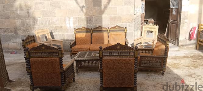 طقم انتريه عربي شغل كلاسيك عباره عن كنبه كبيرة واربع كراسي وترابيزه ١٣