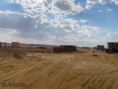 للبيع قطعة ارض مميزة في الامتداد الشرقي على محور المال والاعمال مباشرة