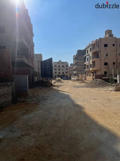 The closest location to Sheikh Zayed is 4 minutes from the Zayed 4 entrance and the Dahshour connection. Apartment 220 m, letter B, immediate delivery, repeated elevator, half finishing. Complete with all amenities, facilities for 18 months.
