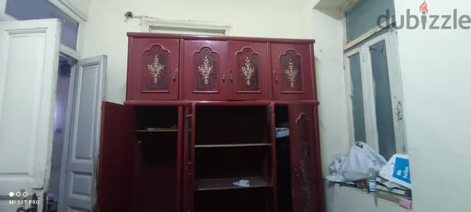 غرفة سريرين ودولاب كبير وكومود