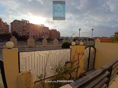 شقة للبيع بالفرش بالشيخ زايد كومباوند الياسمين 125م دور ارضي مرتفع