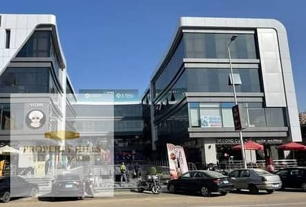 Imagine earning 115,000 Egyptian pounds a month! Own your shop now, ready for immediate occupancy, in the heart of Fifth Settlement.
