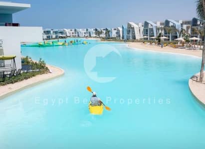 شاليه بإطلالة مميزة، مكتمل التشطيب، يتمتع بموقع استراتيجي في خليج فوكا، الساحل الشمالي راس الحكمة  شاليه بإطلالة مميزة، تشطيب كامل، موقع استراتيجي في