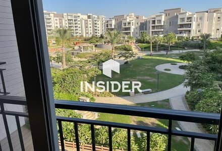 شقة متشطبة بالكامل بموقع مميز تطل علي لاند سكيب في كايرو فيستفال سيتي