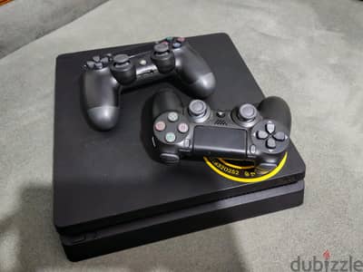 بلايستيشن 4 سليم (PS4 Slim) كالجديد بحالة الزيرو + ذراعين بالكرتونة