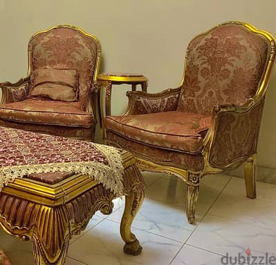 صالون مذهب كلاسيك راقي (كنبة و 4 كراسي + ترابيزة) بحالة جيدة جداً