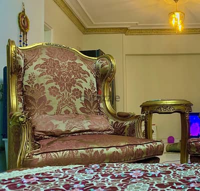 صالون مذهب كلاسيك راقي (كنبة و 4 كراسي + ترابيزة) بحالة جيدة جداً