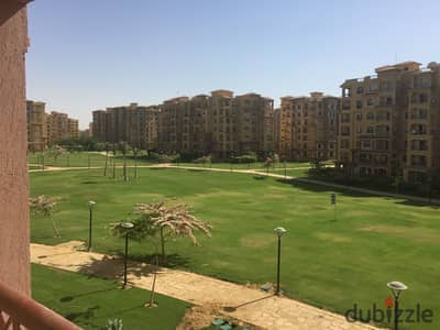 شقه للبيع فى مدينتى على أكبر وايد جاردن بال b2 مساحه ١٨٣ متر دور ثانى متكرر عباره عن ٣ غرف و ٣ حمام منهم غرفة ماستر  خطوات لخدمات ال b2 خطوات لنادى مدينتى  خطوات لمجمع البنوك