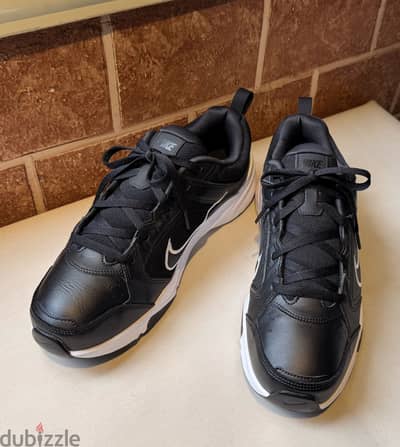 كوتشي nike اورجينال مقاس 42  مستعمل / حالته كالجديد