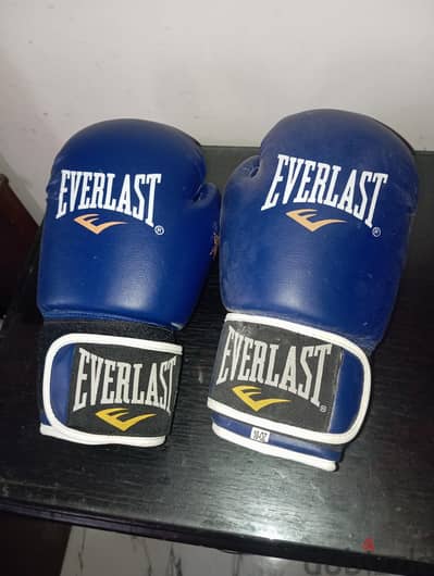 قفاز  ايفرلاست بحالة ممتازة