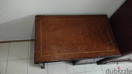 مكتب خشبي كبير للمذاكرة و الكمبيوتر
