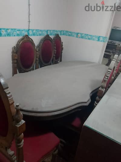 سفره مكونه من ترابيزه كبيره وثمان كراسى