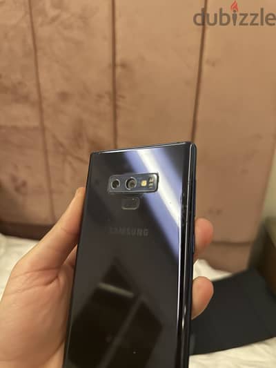 samsung Galaxy Note 9 - (نوت 9 بحالة ممتازه مع العلبه والكافر الاصلي samsung Galaxy Note 9 - (نوت 9 بحالة ممتازه مع العلبه والكافر الاصلي