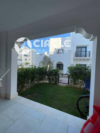 شقة أرضي ٧٧م بحديقة ٣٢م مفروشة بالكامل للبيع في مراسي Marassi القرية اليونانية الساحل الشمالي North Coast بالقرب من سيدي عبد الرحمن