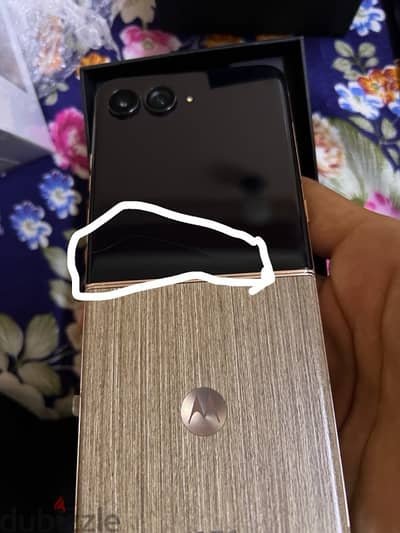 عليه ضريبه خدش بسيط ف الشاشا الخلفيه ظاهر فالصو Motorola Razr 60 Ultra