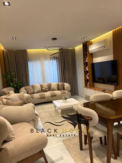 Very luxuriously furnished apartment with a private garden, first occupancy, hotel-style finishing, close to amenities.