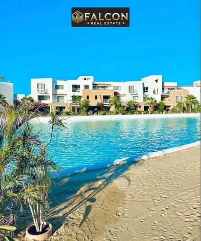 First row chalet for sale in Swan Lake Encore, Red Sea, with a direct view of the lagoon. Luxurious finishing, including air conditioning and kitchen,
