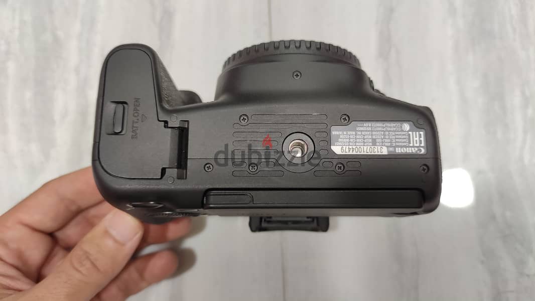 Canon EOS 77D 3