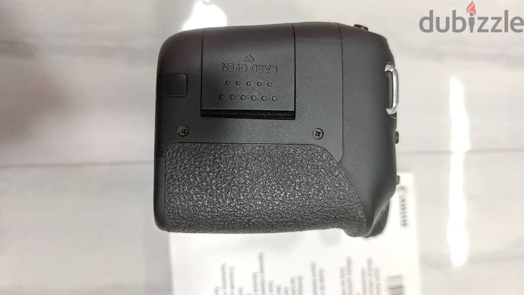 Canon EOS 77D 5