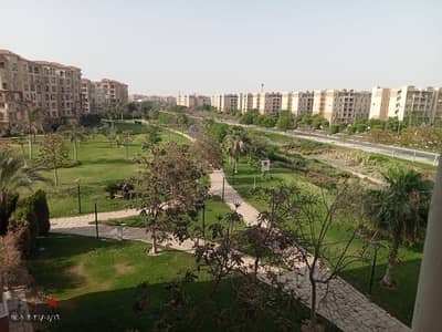 للايجار شقه في مدينتي 211متر B3 فيو وايدجاردن جاردن ومجري السيل خطوات من الخدمات قريبه من الحركه والثاوث بارك