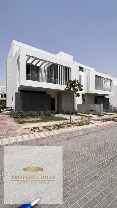 I'm selling my villa, I'm the owner, immediate occupancy, ready for viewing anytime.