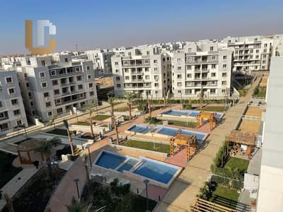 شقة استلام فوري للبيع في التجمع الخامس 3 دقايق من طريق السويس ودقايق من الجامعة الأمريكية