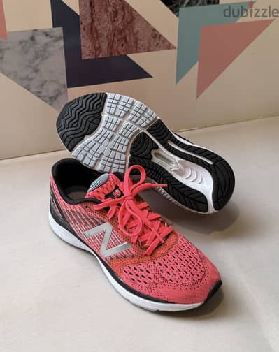 كوتشي new balance اوريجينال مقاس 33.5 / جديد