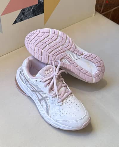 كوتشي asics اوريجينال مقاس 32.5 / مستخدم حالته كالجديد