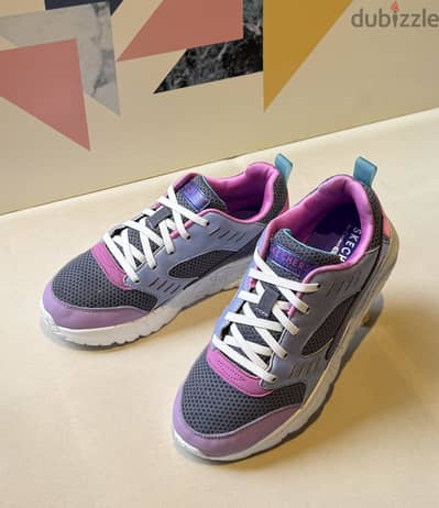 كوتشي Skechers اوريجينال مقاس 34 / مستخدم  حالته كالجديد