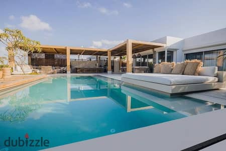 Receive a villa in Mountain View directly on the sea at a bargain price