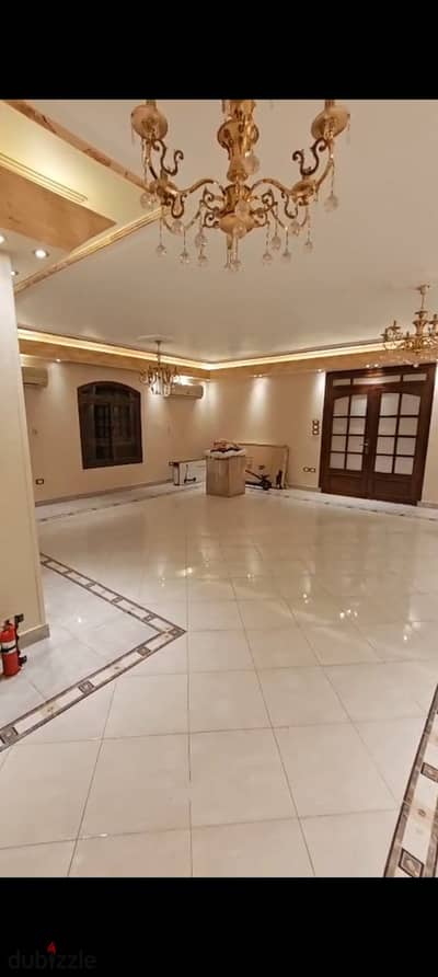 شقه للايجار في المقطم بالمطبخ و التكييفات