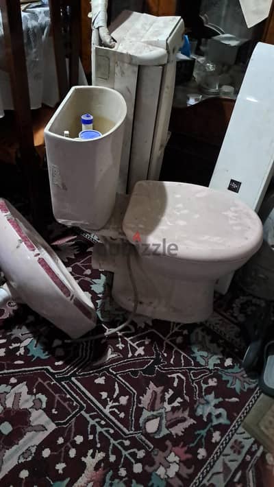 للبيع طقم حمام بمبي مكون من قاعده مع كومبينشن مع حوض والاستاند