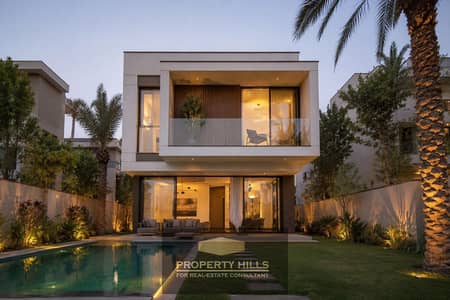 Villa with an open view of the landscape next to Swan Lake on the Dahshour Link, next to Kiva and Palm Parks, in front of the distinguished neighborhood and the first tourist village.