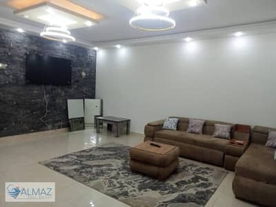 شقه مفروشه اول سكن 200 متر مكيفة بالكامل للايجار في الحي التاني فيلات في التجمع الخامس  يطل مباشرة على شارع التسعين