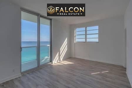 Sky duplex with a down payment of 360,000, directly opposite the towers and Lake Alamein, next to the Heritage City. Installments over 10 years.