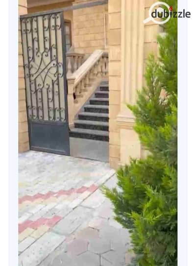 شقه مدخل خاص ارض بجنينه ثلاث غرف منهم واحده ماستر