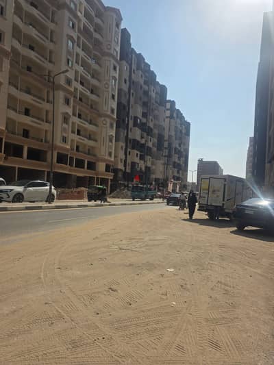 محل للبيع في مدينة نصر – حي الواحة – فرصة استثمار قوية  محل بموقع مميز جدًا في قلب حي الواحة – مدينة نصر، على شارع حيوي بكثافة سكانية وحركة مستمرة طوال اليوم، مناسب للاستثمار والتشغيل الفوري.   المساحة: 185 متر واجهة مميزة على الشارع تشطيب كامل والمرافق جا