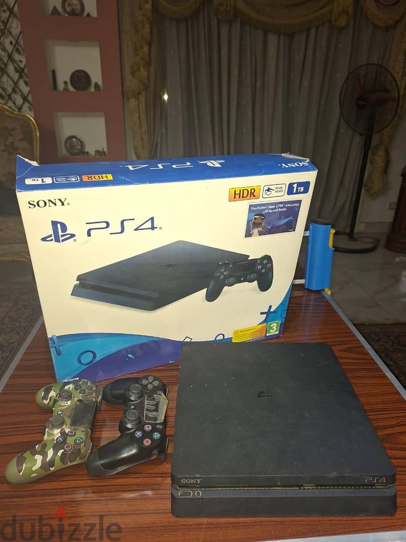 PS4 Slim 1T + 2 Controllers 1