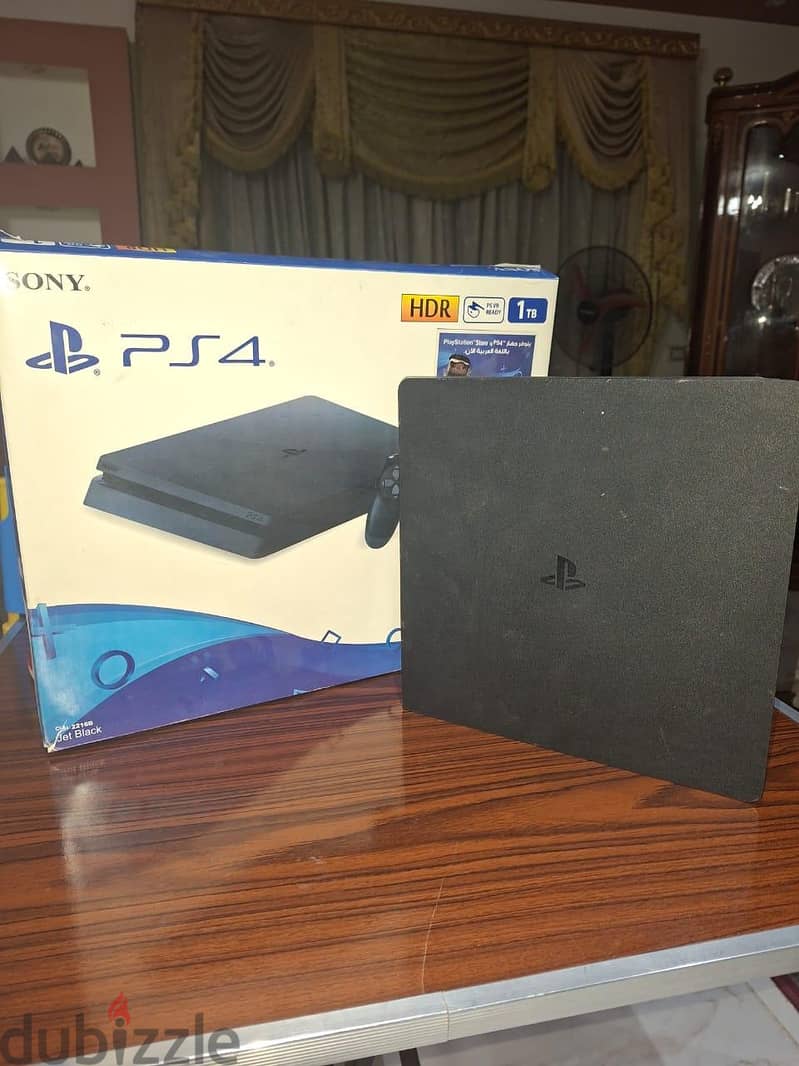 PS4 Slim 1T + 2 Controllers 2