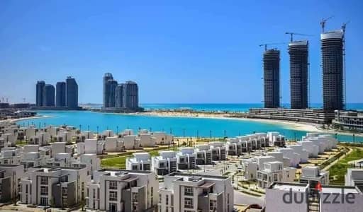 شالية لقطة للبيع بالفرش و التكيفات بمارينا 6 مساحة 80 متر علي البحر مباشرة متشطب تشطيب فندقي