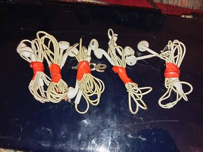 سماعات ابفون سلك استريوا اصليه  وبحاله ممتازه