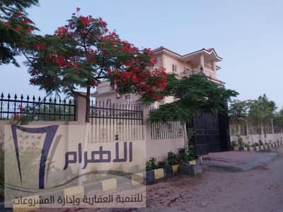 قصر 3 طوابق وروف على 550م بحديقه على مساحة أرض إجمالي 4200م