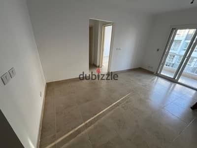  للإيجار قانون جديد في مدينتي   شقة مميزة بموقع ممتاز جدًا    قريبة من المسجد – East Hub – وبيت الجملة