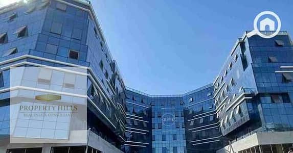 اخر محل / مطعم جاهز متأجر فعليا ب221الف في التجمع الخامس واجهه بعائد لمده7سنين