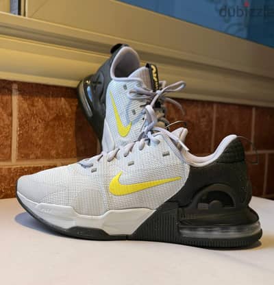 كوتشي nike اوريجينال مقاس 40.5 / جديد لم يستخدم
