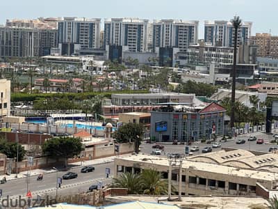 شقة للبيع تري نادي سموحة ناصية برج حديث مرخص لها أربع بلكونات و أربع شبابيك علي الشارع مباشرة غير مجروحة من اي اتجاه