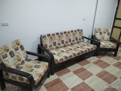 غرفة معيشة انترية كنبة واتنين كرسي