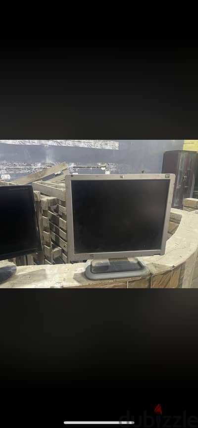 شاشه كمبيوتر hp ١٩ بوصه بحاله جيده جداً