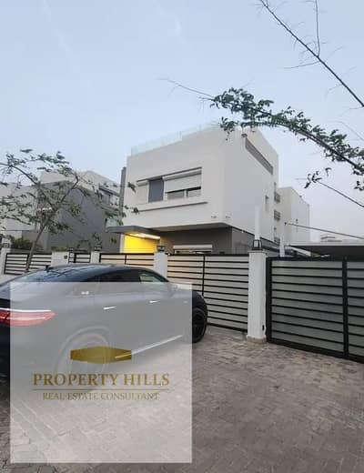 Urgent sale: Villa at the lowest price in the most prestigious compound in Sheikh Zayed, directly on the Dahshur Link Road. Prime view overlooking landscaped areas and green spaces.